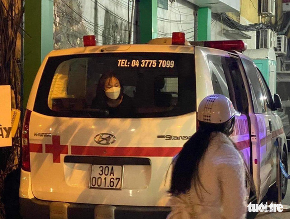 Chị P.T.T.A phải chịu cảnh cách ly suốt 16 tiếng giữa đêm lạnh và trưa nắng trên chiếc xe cứu thương (ảnh: Tuổi trẻ) Chị P.T.T.A phải chịu cảnh cách ly suốt 16 tiếng giữa đêm lạnh và trưa nắng trên chiếc xe cứu thương (ảnh: Tuổi trẻ)