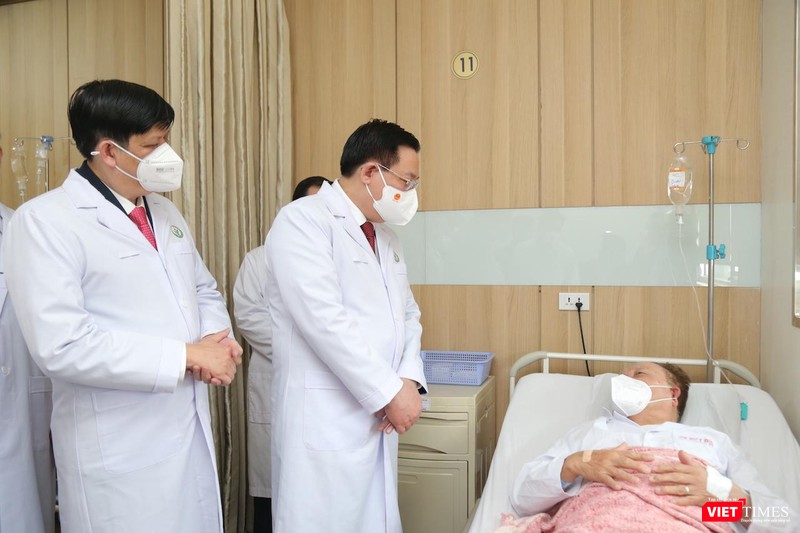 Chủ tịch Quốc hội Vương Đình Huệ và Bộ trưởng Bộ Y tế Nguyễn Thanh Long cùng các đại biểu thăm bệnh nhân đang điều trị tại BV Việt Đức