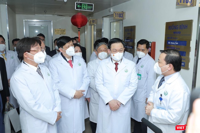 Chủ tịch Quốc hội Vương Đình Huệ và Bộ trưởng Bộ Y tế Nguyễn Thanh Long thăm hỏi các thầy thuốc của BV Việt Đức