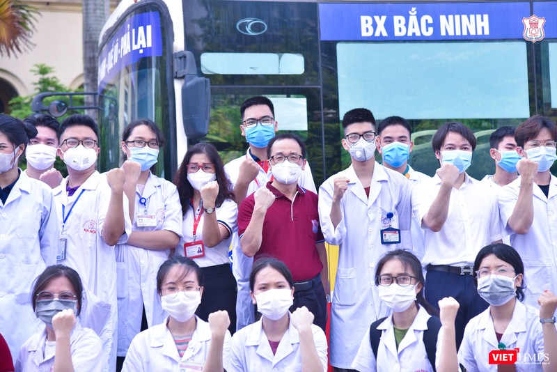 Hàng trăm sinh viên Trường Đại học Y Hà Nội đã lên đường hỗ trợ miền Nam chống đại dịch Covid-19 thời điểm giữa năm 2021