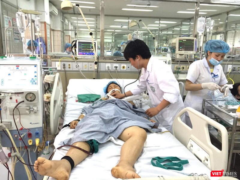 Bác sĩ Phạm Thế Thạch chăm sóc bệnh nhân BHYT tại Khoa Hồi sức Tích cực Bệnh viện Bạch Mai Bác sĩ Phạm Thế Thạch chăm sóc bệnh nhân BHYT tại Khoa Hồi sức Tích cực Bệnh viện Bạch Mai