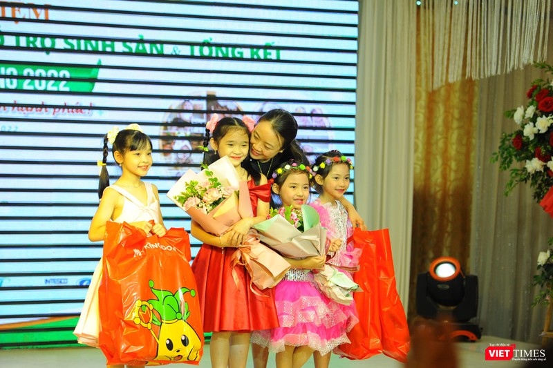 Ths.BS. Lê Thị Thu Hiền – Phó Giám đốc BV kiêm Trưởng khoa Hỗ trợ sinh sản - bên những "thành quả" của mình Ths.BS. Lê Thị Thu Hiền – Phó Giám đốc BV kiêm Trưởng khoa Hỗ trợ sinh sản - bên những "thành quả" của mình