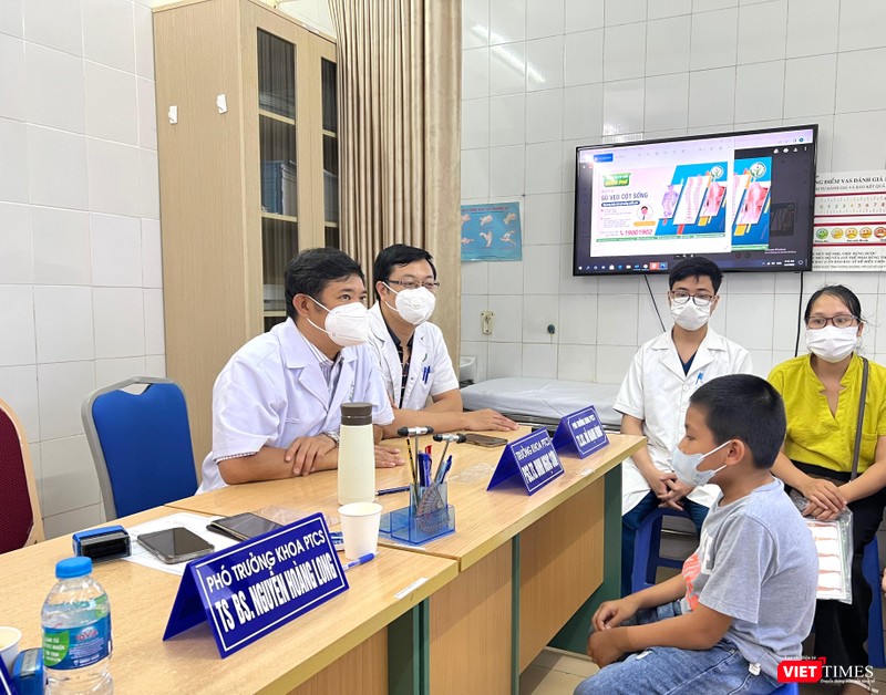 PGS.TS. Đinh Ngọc Sơn - Trưởng Khoa Phẫu thuật cột sống và TS. Đỗ Mạnh Hùng - Phó Khoa Phẫu thuật cột sống tư vấn cho các gia đình có trẻ bị vẹo cột sống