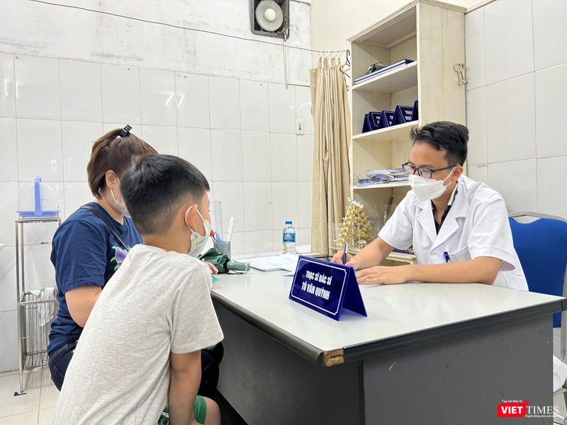 Khám và tư vấn cho các gia đình bệnh nhi