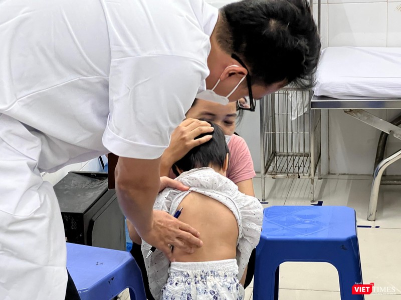 Có cháu bé rất nhỏ đã bị vẹo cột sống