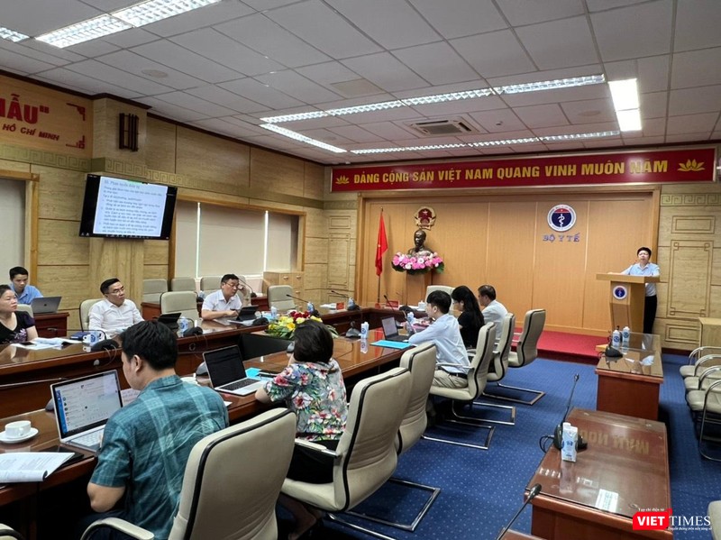 Phó Cục trưởng Cục Quản lý KCB Nguyễn Trọng Khoa báo cáo các phương án ứng phó với dịch đậu mùa khỉ và dịch cúm A (ảnh: Lê Hảo)