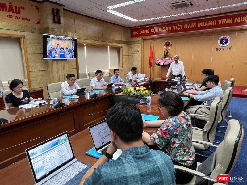 Thứ trưởng Bộ Y tế Nguyễn Trường Sơn chỉ đạo các đơn vị y tế khẩn trương chuẩn bị các biện pháp trước nguy cơ &quot;dịch chồng dịch&quot; (ảnh: Lê Hảo)