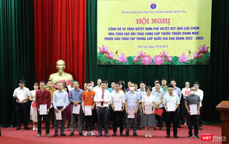 Ông Lê Thanh Dũng – Giám đốc Trung tâm Mua sắm tập trung thuốc Quốc gia Bộ Y tế - trao quyết định cho các đơn vị trúng thầu thuốc