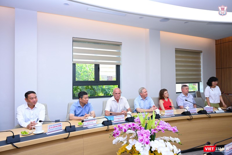 Các nhà khoa học Nga tại buổi ký kết