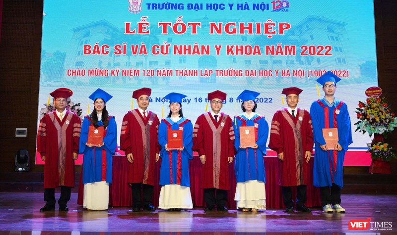 GS.TS.NGND. Tạ Thành Văn – Bí thư Đảng ủy, Chủ tịch Hội đồng Trường Đại học Y Hà Nội và Ban Giám hiệu Trường Đại học Y Hà Nội trao bằng tốt nghiệp cho các tân bác sĩ và cử nhân y khoa 