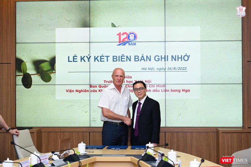 Viện sĩ Viện Hàn lâm khoa học Liên Bang Nga N.I. Sidelnikov - Giám đốc FSBSI VILAR - vui mừng được gặp lại GS.TS Tạ Thành Văn - Chủ tịch Hội đồng Trường Đại học Y Hà Nội - và hợp tác ký kết với Trường
