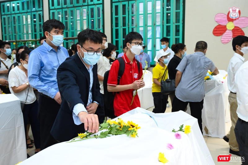 Đặt hoa tưởng niệm những người đã hiến thân thể cho khoa học và giáo dục. Đặt hoa tưởng niệm những người đã hiến thân thể cho khoa học và giáo dục.