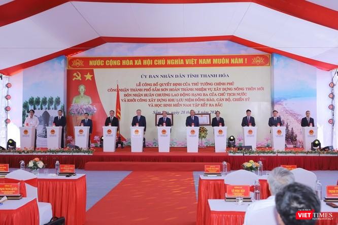 Chủ tịch nước Nguyễn Xuân Phúc cùng các đại biểu ấn nút khởi công xây dựng Khu lưu niệm đồng bào, cán bộ, chiến sỹ, học sinh miền Nam tập kết ra Bắc Chủ tịch nước Nguyễn Xuân Phúc cùng các đại biểu ấn nút khởi công xây dựng Khu lưu niệm đồng bào, cán bộ, chiến sỹ, học sinh miền Nam tập kết ra Bắc