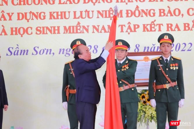 Chủ tịch nước Nguyễn Xuân Phúc trao Huân chương Lao động hạng 3 cho TP Sầm Sơn Chủ tịch nước Nguyễn Xuân Phúc trao Huân chương Lao động hạng 3 cho TP Sầm Sơn