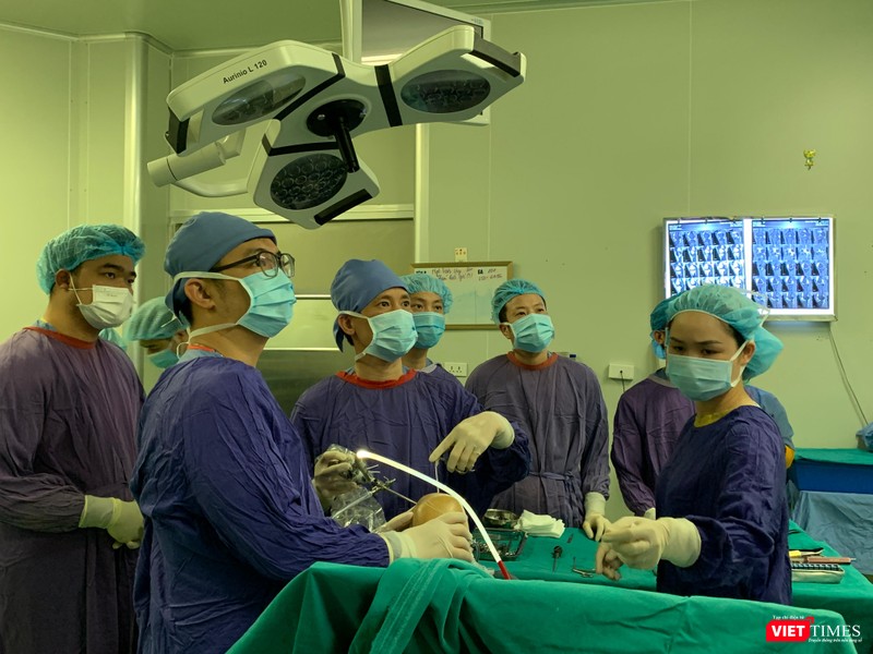 PGS.TS. Nguyễn Mạnh Khánh – Phó Giám đốc BV Việt Đức – thực hiện thành công ca mổ khớp gối cho cụ bà 100 tuổi