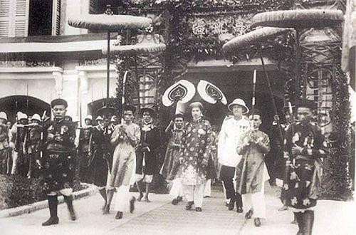 Vua Bảo Đại quyết định thoái vị, trở thành vị vua cuối cùng của triều Nguyễn