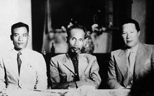 Cụ Hồ và cố vấn Bảo Đại (bên phải ảnh) năm 1945.