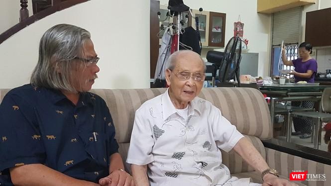 Cụ Bùi Nghĩa (bên phải) và tác giả Xuân Ba (năm 2019)