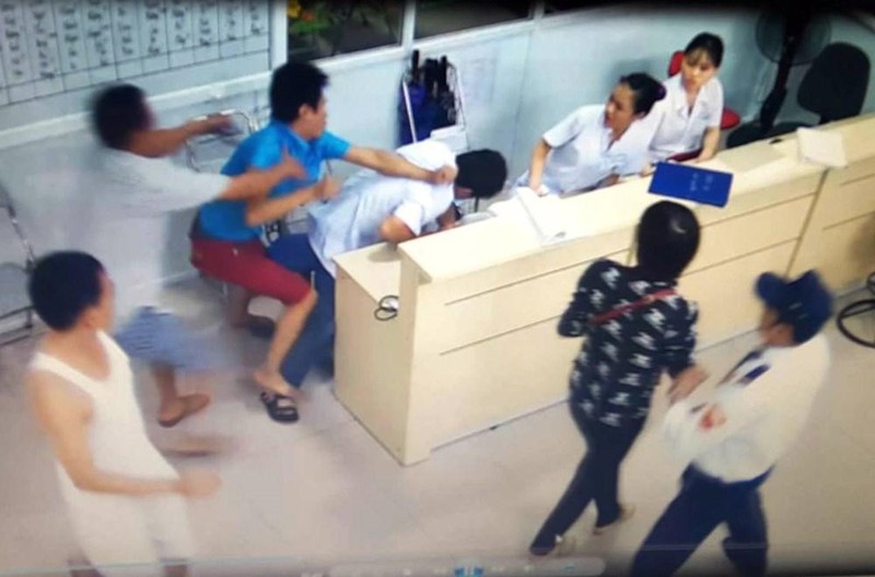 Một vụ hành hung nhân viên y tế khi bác sĩ đang cấp cứu cho bệnh nhân Một vụ hành hung nhân viên y tế khi bác sĩ đang cấp cứu cho bệnh nhân