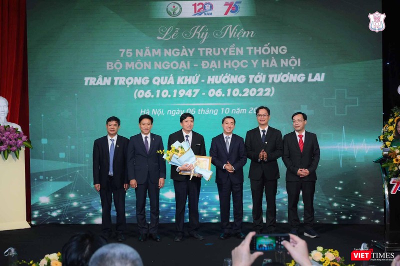 Thứ trưởng Bộ Y tế Trần Văn Thuấn trao Bằng khen của Bộ Giáo dục - Đào tạo cho bộ môn Ngoại Trường Đại học Y Hà Nội