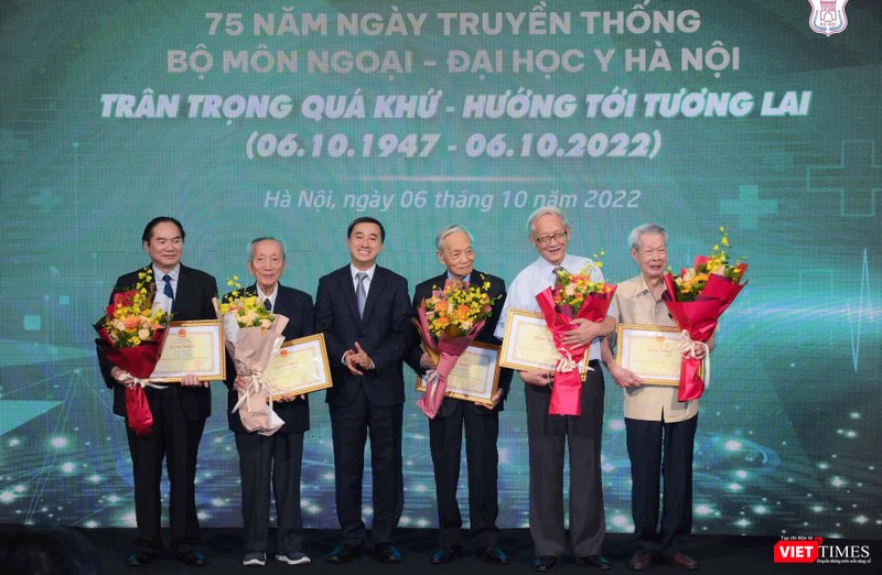 Thứ trưởng Bộ Y tế Trần Văn Thuấn trao Bằng khen của Bộ Giáo dục - Đào tạo cho các giáo sư có những cống hiến cho sự nghiệp giáo dục và cho ngành ngoại khoa Việt Nam. Từ trái qua phải: GS. Hà Văn Quyết, GS. Nguyễn Bửu Triều, Thứ trưởng Bộ Y tế Trần Văn Thuấn, GS. Dương Chạm Uyên, GS. Đặng Hanh Đệ và GS. Vương Hùng