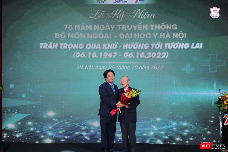Thay mặt các thế hệ học trò bộ môn Ngoại Trường Đại học Y Hà Nội, GS.TS. Trần Bình Giang – Giám đốc Bệnh viện Hữu nghị Việt Đức - tặng hoa tri ân GS. Nguyễn Bửu Triều, một người thầy lớn của nhiều thế hệ bác sĩ