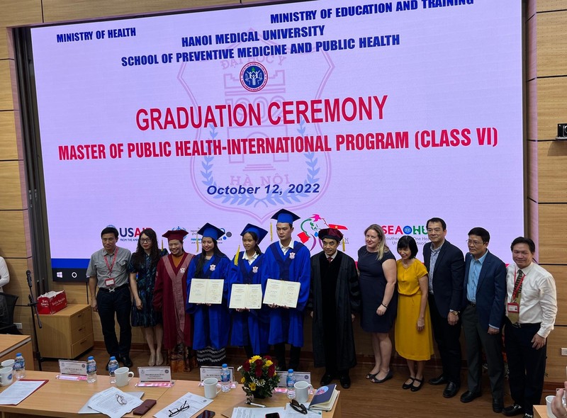 Các đại biểu và các tân thạc sĩ