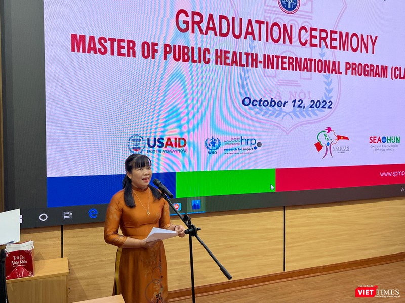 GS.TS. Lê Thị Hương - Viện trưởng Viện Đào tạo Y học dự phòng và Y tế công cộng - mong muốn các tân thạc sĩ sẽ đem kiến thức đã có phục vụ tốt cho công việc