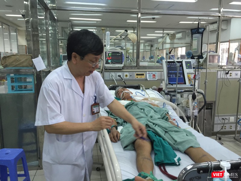 GS.TS. Nguyễn Gia Bình đang xử lý một ca cấp cứu tại Bệnh viện Bạch Mai GS.TS. Nguyễn Gia Bình đang xử lý một ca cấp cứu tại Bệnh viện Bạch Mai