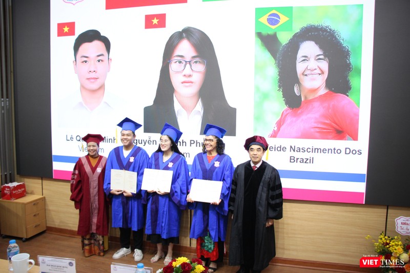 GS.TS. Nguyễn Hữu Tú - Hiệu trưởng Trường Đại học Y Hà Nội và GS.TS. Lê Thị Hương - Viện trưởng Viện Đào tạo Y học dự phòng và Y tế công cộng - trao bằng cho các tân thạc sĩ