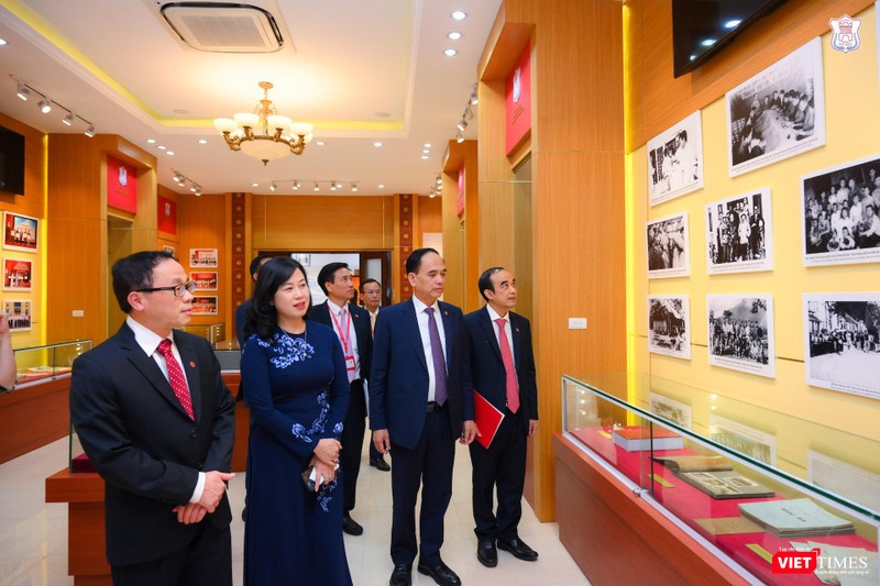 Q. Bộ trưởng Bộ Y tế Đào Hồng Lan thăm lại kỷ vật của những giai đoạn hào hùng mà các thế hệ thầy và trò Trường Đại học Y Hà Nội đã để lại Q. Bộ trưởng Bộ Y tế Đào Hồng Lan thăm lại kỷ vật của những giai đoạn hào hùng mà các thế hệ thầy và trò Trường Đại học Y Hà Nội đã để lại