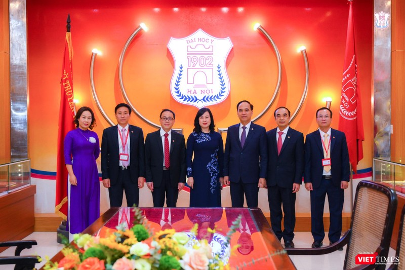 Q. Bộ trưởng Bộ Y tế Đào Hồng Lan cùng lãnh đạo Trường Đại học Y Hà Nội tại nhà truyền thống của Trường Q. Bộ trưởng Bộ Y tế Đào Hồng Lan cùng lãnh đạo Trường Đại học Y Hà Nội tại nhà truyền thống của Trường