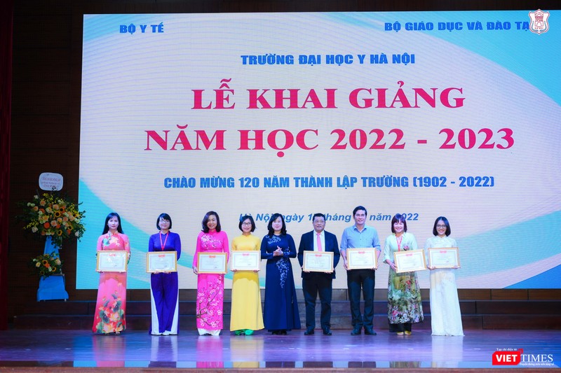 Q. Bộ trưởng Bộ Y tế Đào Hồng Lan trao danh hiệu Chiến sĩ Thi đua cấp Bộ cho các giảng viên xuất sắc của Trường Đại học Y Hà Nội Q. Bộ trưởng Bộ Y tế Đào Hồng Lan trao danh hiệu Chiến sĩ Thi đua cấp Bộ cho các giảng viên xuất sắc của Trường Đại học Y Hà Nội
