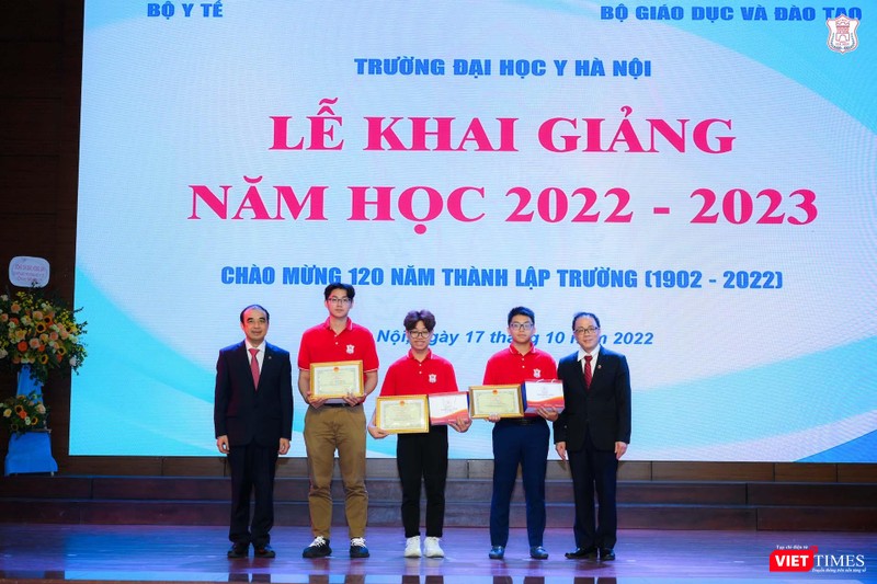GS.TS. Tạ Thành Văn và GS.TS. Nguyễn Hữu Tú trao Giấy khen và phần thưởng cho 3 sinh viên xuất sắc: Thủ khoa năm 2022 Nguyễn Đăng Khải và 2 sinh viên giành giải quốc tế là Võ Tiến Thành và Phan Xuân Hành. GS.TS. Tạ Thành Văn và GS.TS. Nguyễn Hữu Tú trao Giấy khen và phần thưởng cho 3 sinh viên xuất sắc: Thủ khoa năm 2022 Nguyễn Đăng Khải và 2 sinh viên giành giải quốc tế là Võ Tiến Thành và Phan Xuân Hành.