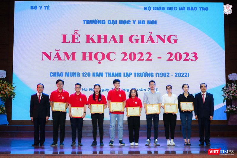 GS.TS. Tạ Thành Văn và GS.TS. Nguyễn Hữu Tú trao Giấy khen và phần thưởng cho các sinh viên đạt thành tích xuất sắc trong năm 2021. GS.TS. Tạ Thành Văn và GS.TS. Nguyễn Hữu Tú trao Giấy khen và phần thưởng cho các sinh viên đạt thành tích xuất sắc trong năm 2021.