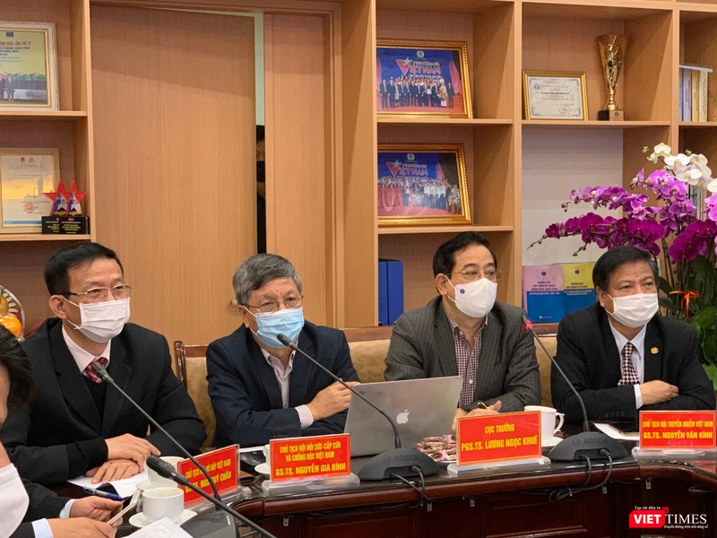 Các chuyên gia đầu ngành hội chẩn từ xa tại Cục Quản lý KCB Bộ Y tế để hội chẩn điều trị các bệnh nhân Covid-19 nặng Các chuyên gia đầu ngành hội chẩn từ xa tại Cục Quản lý KCB Bộ Y tế để hội chẩn điều trị các bệnh nhân Covid-19 nặng