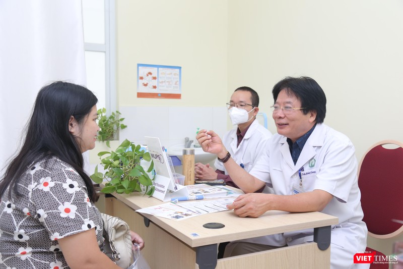 GS.TS. Trần Bình Giang - Giám đốc Bệnh viện Việt Đức - tư vấn cho bệnh nhân cách tập luyện, ăn uống để giảm cân GS.TS. Trần Bình Giang - Giám đốc Bệnh viện Việt Đức - tư vấn cho bệnh nhân cách tập luyện, ăn uống để giảm cân