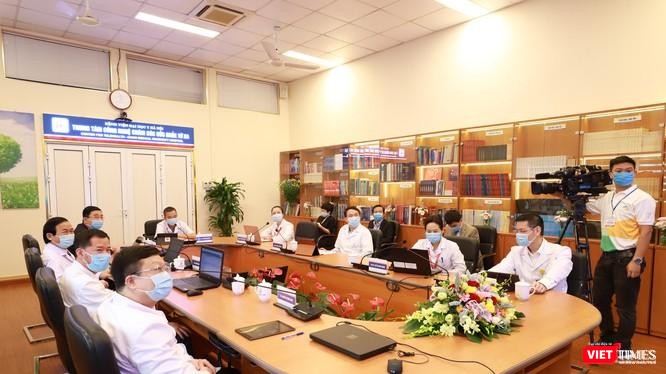 Các bác sĩ của BV Đại học Y Hà Nội khám bệnh từ xa cho tuyến dưới