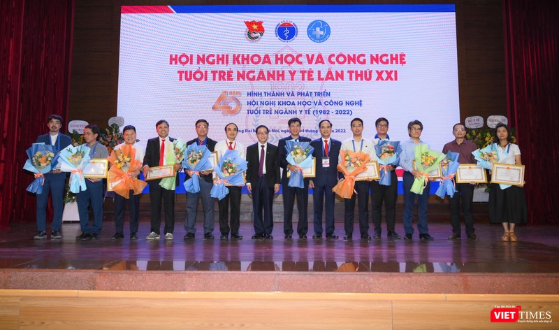 Trao giải cho các đơn vị có báo cáo đoạt giải Xuất sắc và giải Nhất