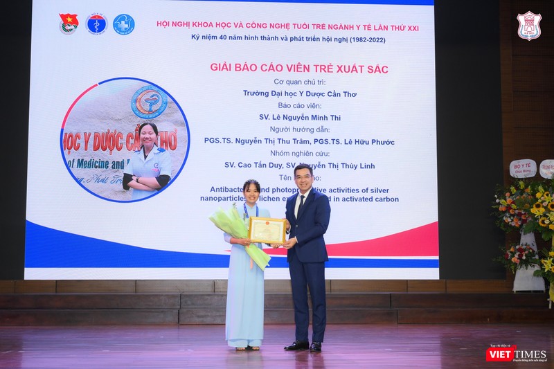 TS. BS. Hà Anh Đức - Chánh Văn Phòng Bộ Y tế, Chủ tịch Hội Thầy thuốc trẻ Việt Nam - tặng Giấy khen cho sinh viên Lê Nguyễn Minh Thi (Đại học Y Dược Cần Thơ) - Giải báo cáo viên Xuất sắc