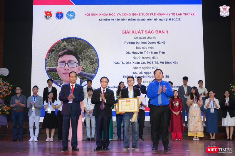 TS. Phạm Văn Tác - Cục trưởng Cục KHCN và Đào tạo, Bộ Y tế; GS.TS. Tạ Thành Văn - Chủ tịch Hội đồng Trường Đại học Y Hà Nội; ông Nguyễn Xuân Hiếu, Ủy viên BCH Trung ương Đoàn, Phó trưởng ban Đoàn kết tập hợp thanh niên Trung ương Đoàn, trao thưởng và tặng hoa cho các tác giả đoạt giải Xuất sắc