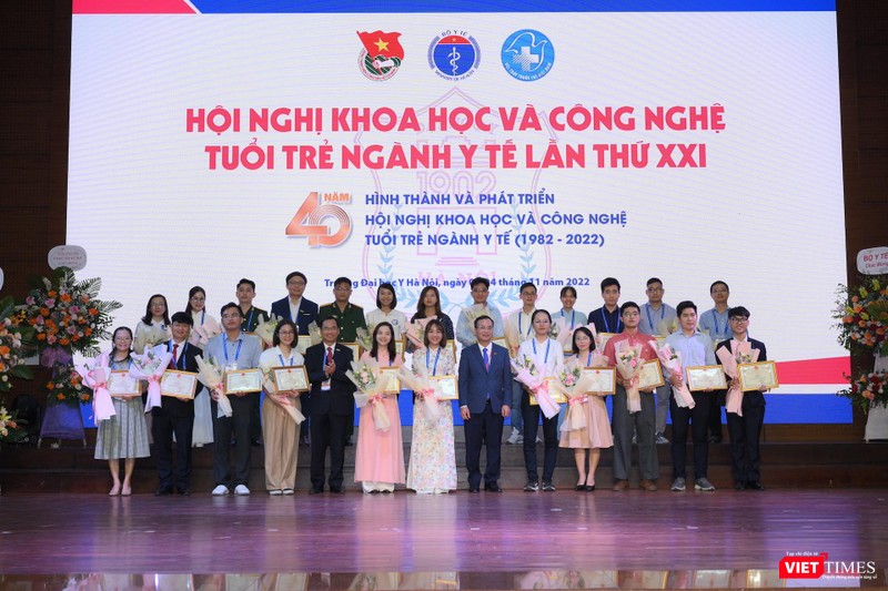 ThS. Phạm Xuân Thắng - Phó Hiệu trưởng Trường Đại học Y Hà Nội, TS. Nguyễn Văn Quân -Phó Cục trưởng Cục KHCN và Đào tạo (Bộ Y tế) trao thưởng cho các tác giả đoạt giải Ba