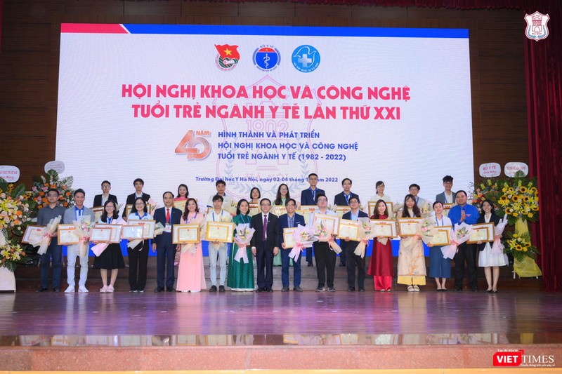 Trao thưởng cho các tác giả có báo cáo đoạt giải Xuất sắc