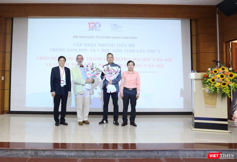 GS.TS Đoàn Quốc Hưng- Phó Hiệu trưởng Trường Đại học Y Hà Nội - và các chuyên gia quốc tế