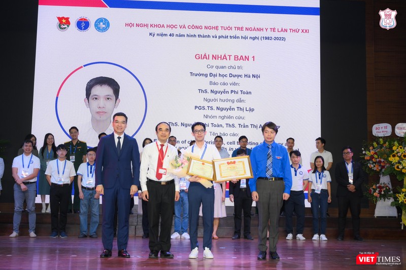 GS.TS. Nguyễn Hữu Tú - Hiệu trưởng trường Đại học Y Hà Nội, TS.BS. Hà Anh Đức - Chánh Văn phòng Bộ Y tế, Chủ tịch Hội thầy thuốc trẻ Việt Nam và Ths. Nguyễn Hữu Tú - Phó Chủ tịch Thường trực kiêm Tổng thư ký Hội Thầy thuốc trẻ Việt Nam - trao thưởng cho báo cáo viên đạt giải Nhất