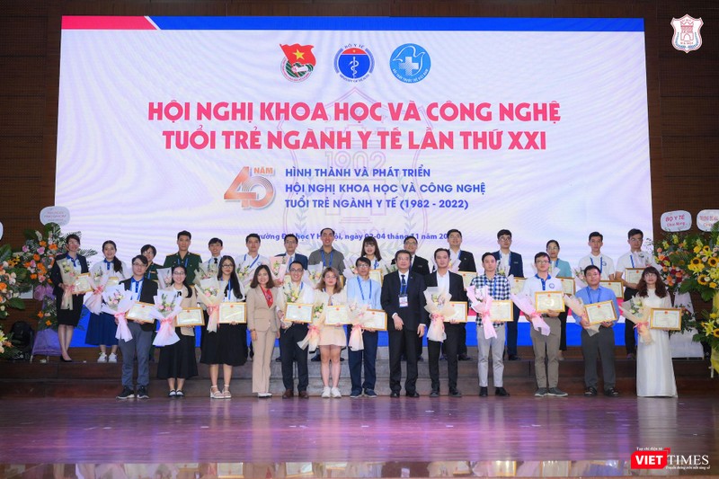GS.TS Đoàn Quốc Hưng - Phó Hiệu trưởng Trường Đại học Y Hà Nội, TS. Nguyễn Ngô Quang - Phó Cục trưởng Cục KHCN và Đào tạo (Bộ Y tế) trao giải Nhì cho các báo cáo viên
