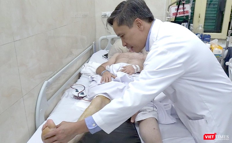 PGS.TS Nguyễn Mạnh Khánh kiểm tra tình trạng bệnh nhân sau ca phẫu thuật PGS.TS Nguyễn Mạnh Khánh kiểm tra tình trạng bệnh nhân sau ca phẫu thuật