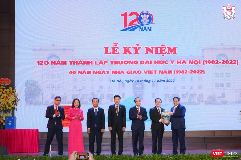 Thủ tướng Chính phủ Phạm Minh Chính tặng quà lãnh đạo Trường Đại học Y Hà Nội Thủ tướng Chính phủ Phạm Minh Chính tặng quà lãnh đạo Trường Đại học Y Hà Nội