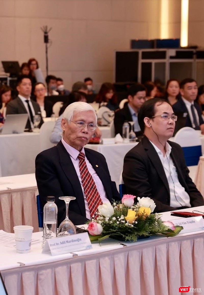 PGS. TS. Lê Văn Truyền (trái) - nguyên Thứ trưởng Bộ Y tế