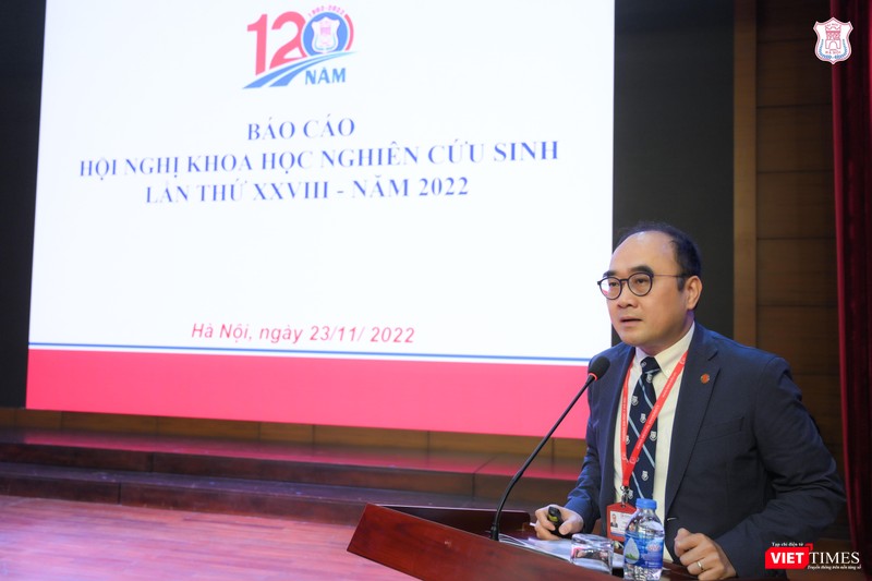 PGS.TS. Lê Minh Giang - Trưởng Phòng Quản lý đào tạo Sau đại học Trường Đại học Y Hà Nội - báo cáo tổng quan về hội nghị